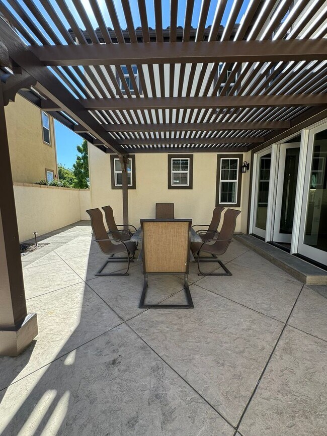 Building Photo - Modern 5 Bed, 4.5 Bath Home in Tustin Legacy