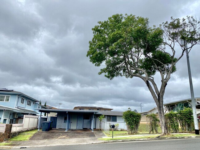 Building Photo - Recently Renovated 3 bed, 1.5 bath house i...