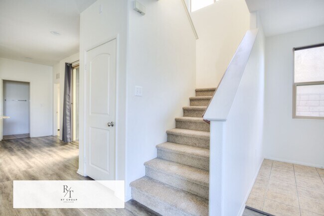 Building Photo - Beautiful 2-story home located in a gated community