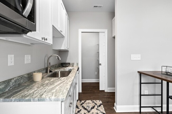 Building Photo - 1013 B St