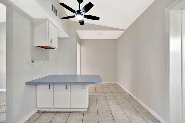 Building Photo - 8968 SE Pine Cone Ln