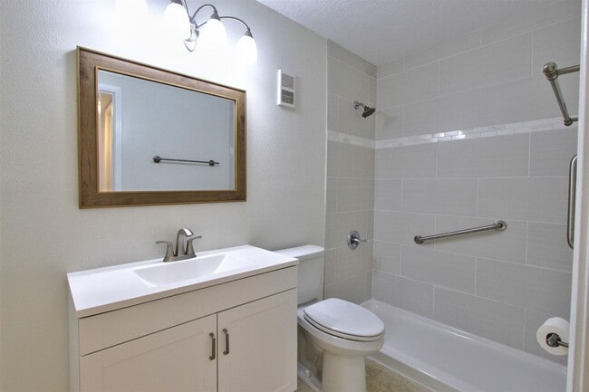 Building Photo - 7667 N Wickham Rd