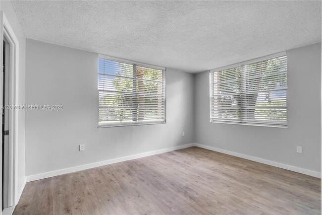 Building Photo - 9320 Fontainebleau Blvd