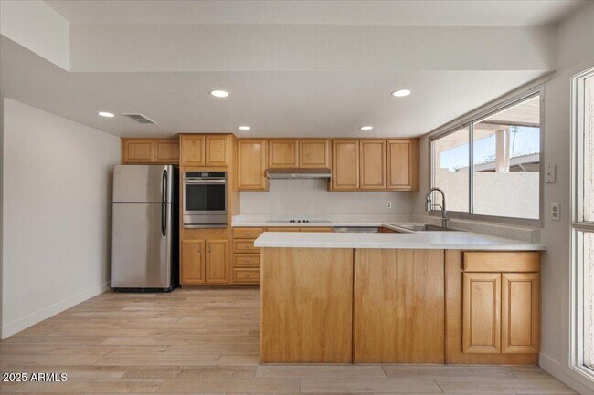 Building Photo - 7803 E Vernon Ave