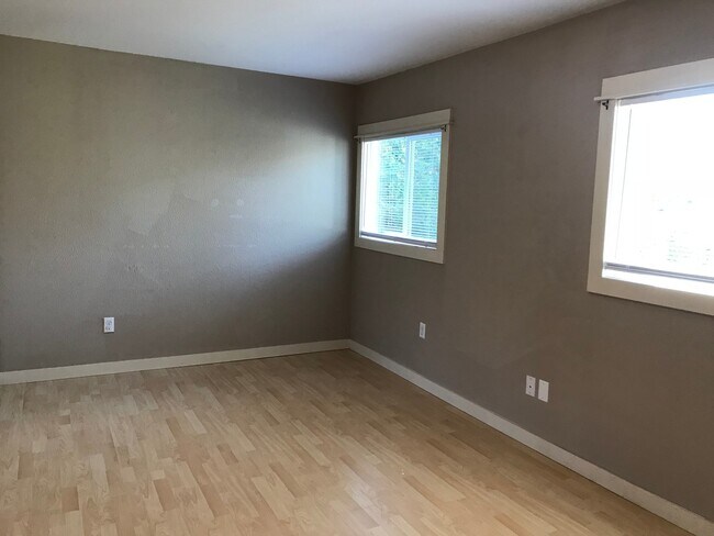 Building Photo - 2x2 with Loft! Walk to Harney Elementary! ...