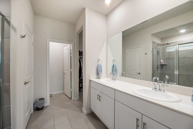 Building Photo - 2536 Peoria Dr