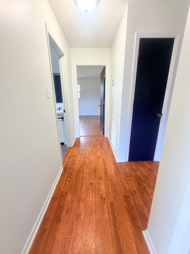 Building Photo - Charming Updated Duplex in Farragut