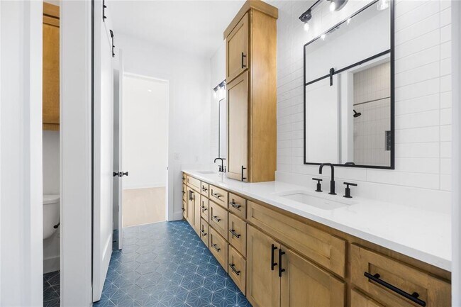 Building Photo - 2905 Westhill Dr