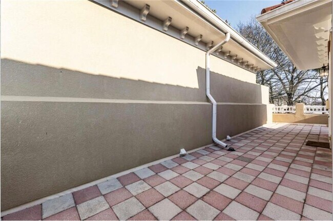 Building Photo - 802 Clifton Heights Ln NE