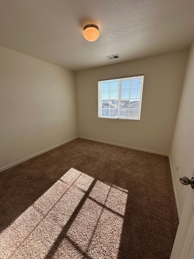 Building Photo - 3 BEDROOM 2.5 BATHROOM SADDLE RIDGE TOWNHOUSE