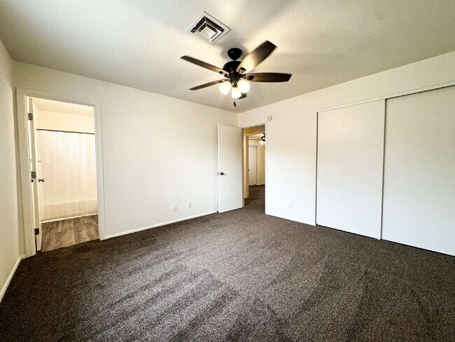 Building Photo - "Centrally located 3 bedroom, 2 bathroom H...