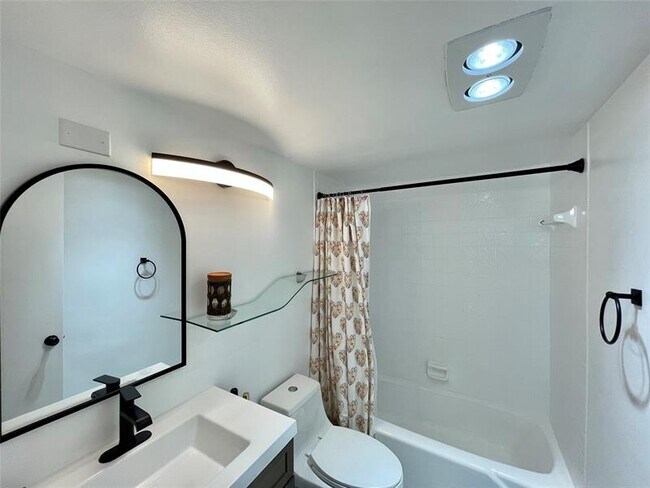 Building Photo - 400 N Riverside Dr