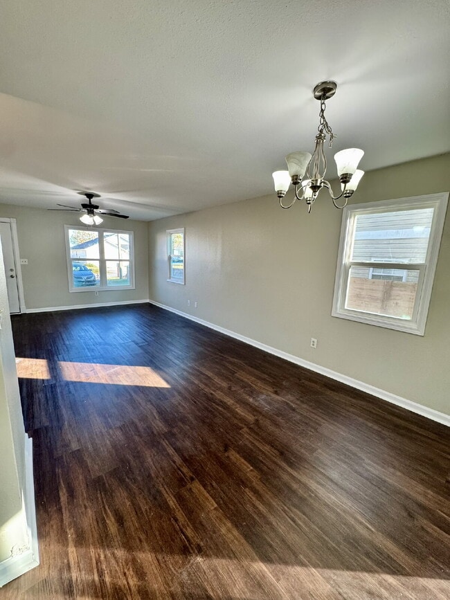 Building Photo - FRESHLY PAINTED 4 bedroom home in Lynn Haven!