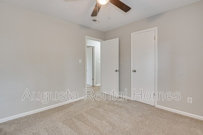 Building Photo - 208 Foxdale Dr