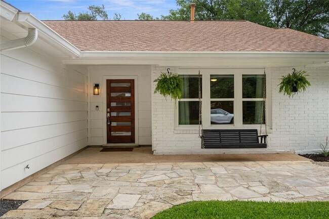 Building Photo - 4902 Pelham Dr