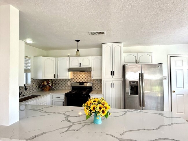 Building Photo - 9350 Guywood St