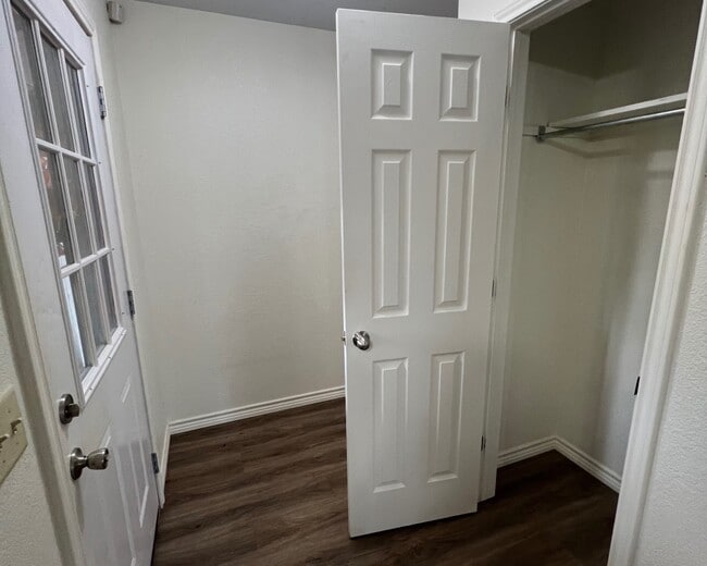 Building Photo - 1102 Dierks St