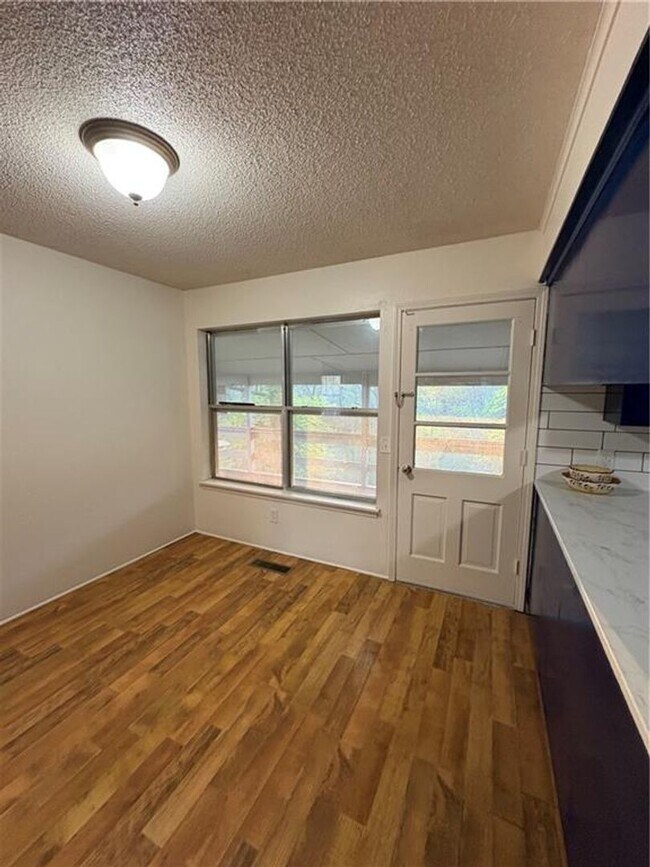 Building Photo - Spacious 4 bedroom, 2.5  bath house near B...