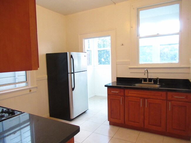 Building Photo - 866 Broadway