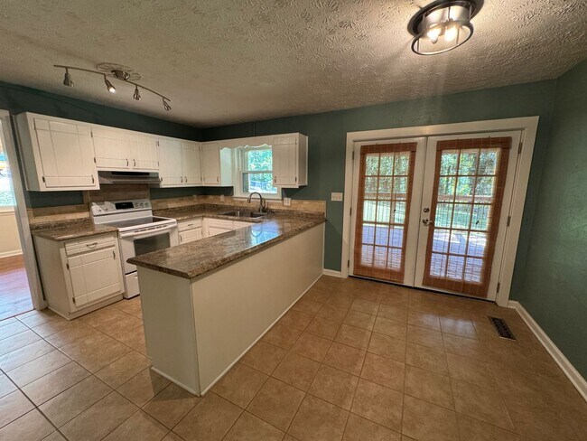 Building Photo - Spacious 3/2.5 House in Twickenham Estates...