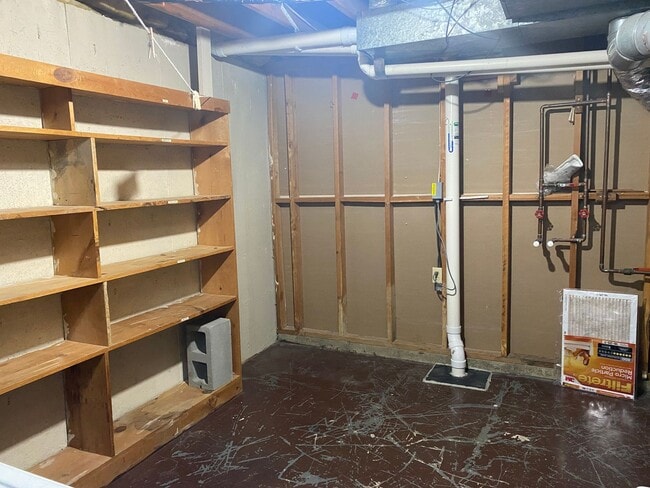 Building Photo - Cozy, single family home
