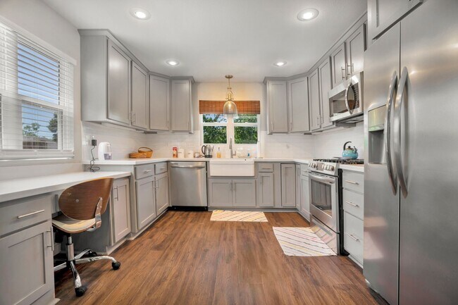 Building Photo - Fully Updated South Fay Home Near I-49! MU...