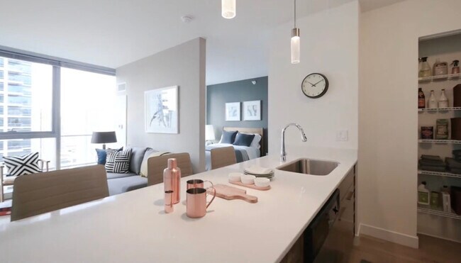 Building Photo - 341 W Kinzie St