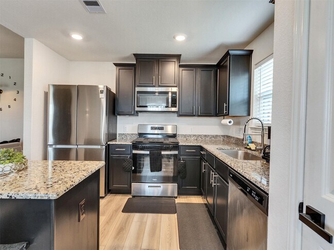 Building Photo - 412 Maple Fawn Dr