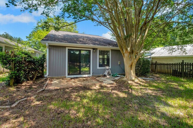 Building Photo - Cottage Home Off The Parkway
