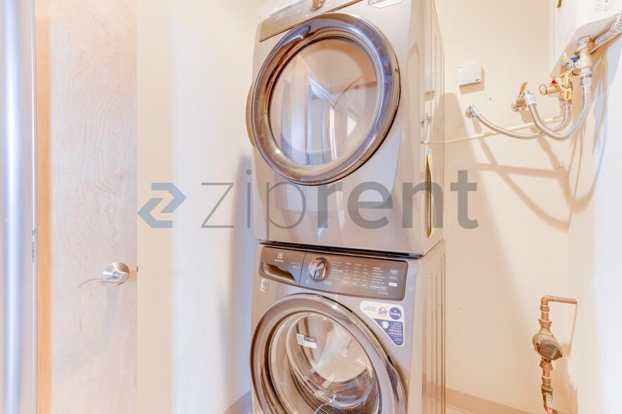 Building Photo - Unit 202