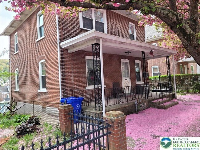 Building Photo - 1024 Delaware Ave