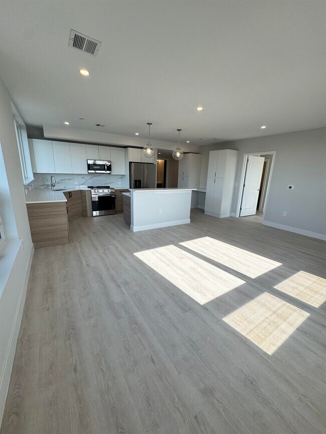 Building Photo - 40 Center St