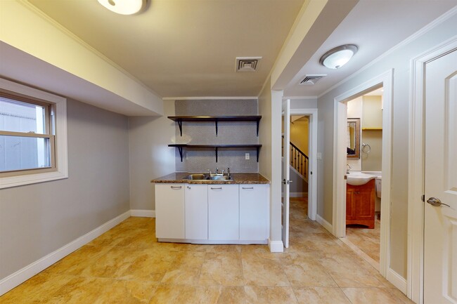 Building Photo - 59B Bleecker St