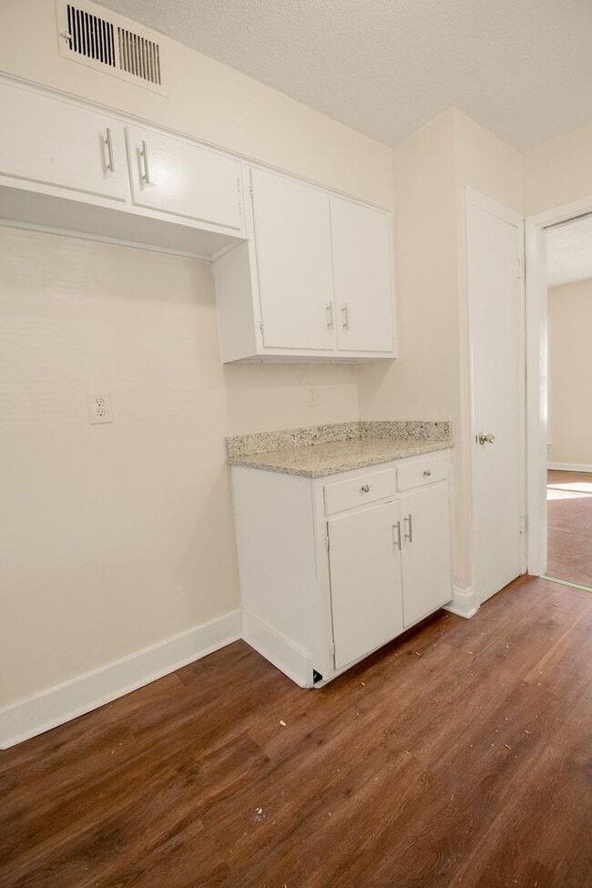 Building Photo - VOUCHERS ACCEPTED!!  Fully Updated 3BR/1B ...
