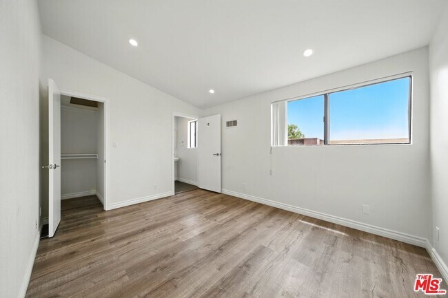 Building Photo - 6212 Fulton Ave
