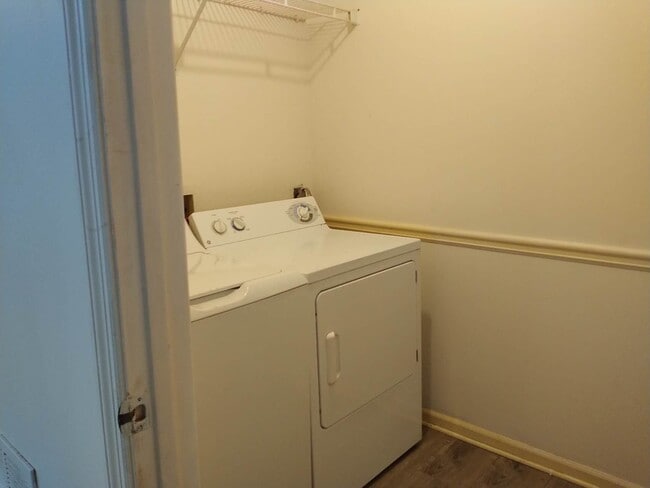 Building Photo - 525 Longwood Ln