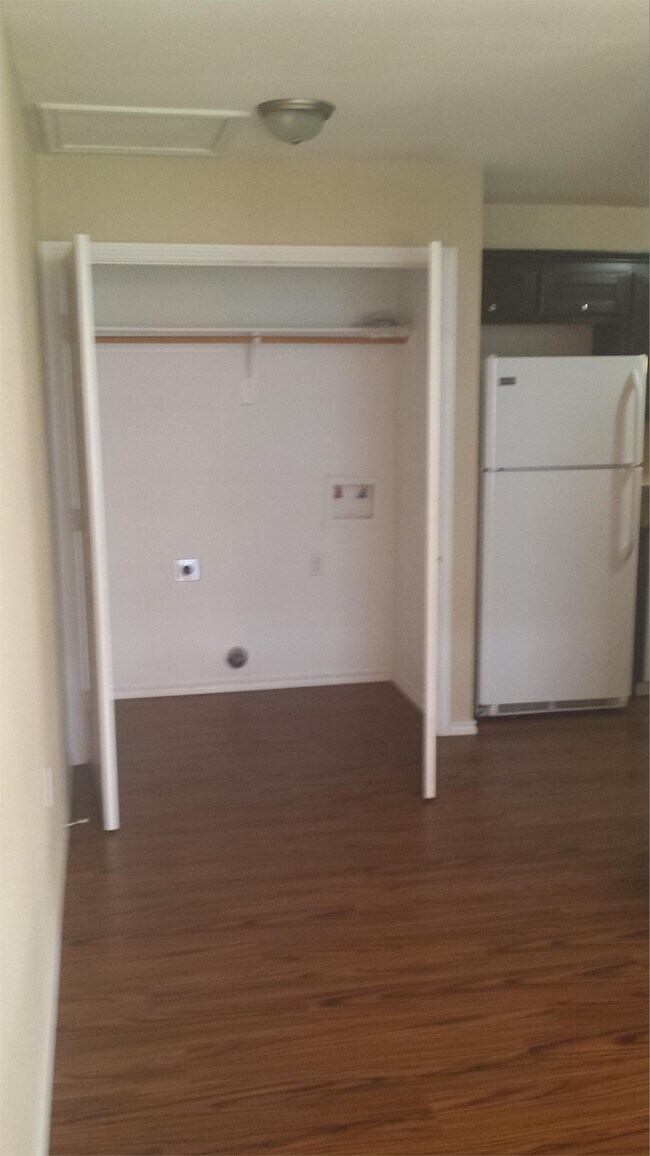 Building Photo - 308 N Cleburne Whitney Rd