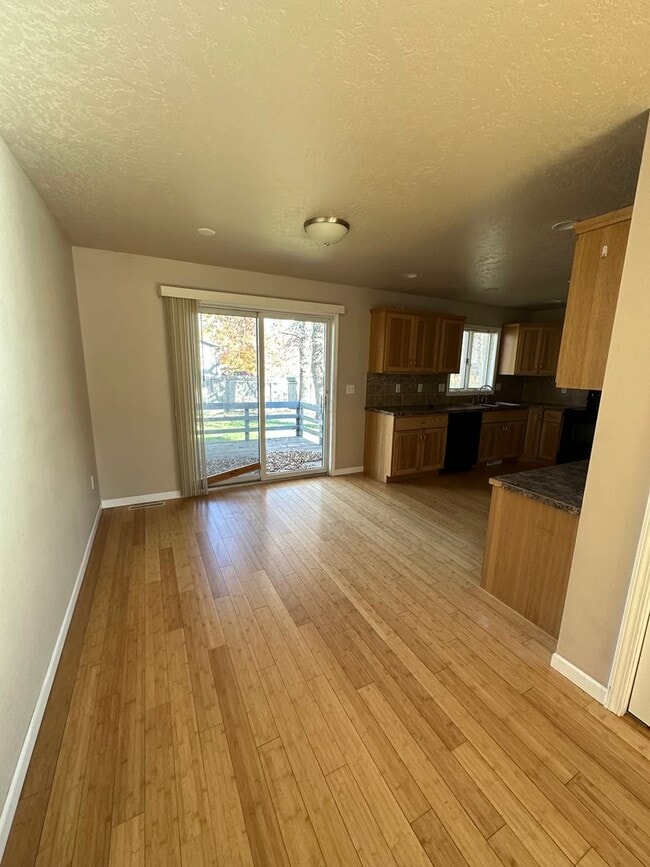 Building Photo - 3 Bedroom House!