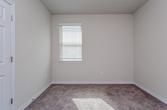 Building Photo - Luxurious Newer Construction 3-Bedroom Hom...