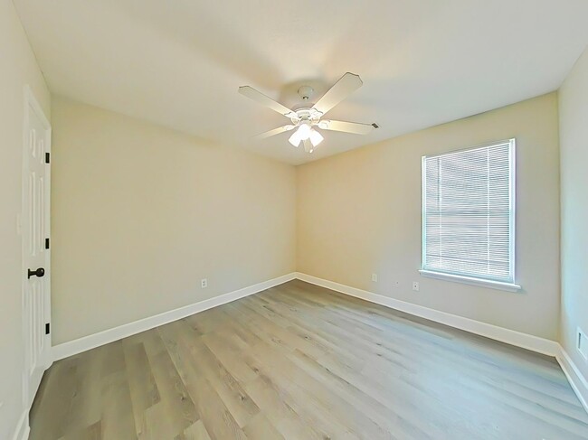 Building Photo - Three bedroom home in Martinez!
