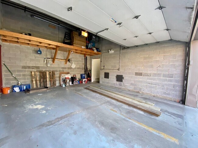 Building Photo - 744 N May St