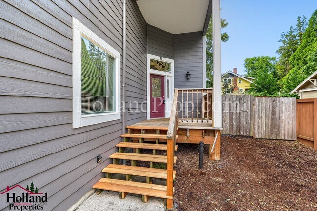 Building Photo - Great, Spacious & Inviting Home in the Heart of Milwaukie! Move-in Special DISCOUNT of $200!!!
