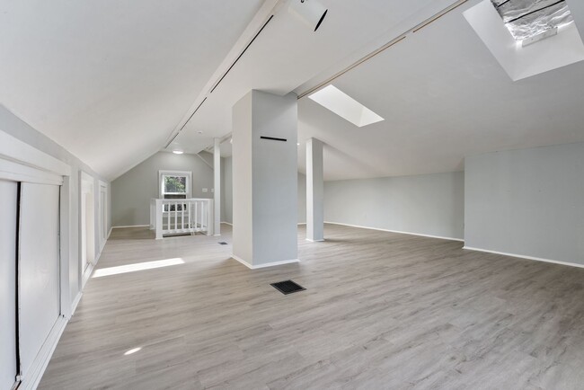 Building Photo - 3831 NE 82nd Ave