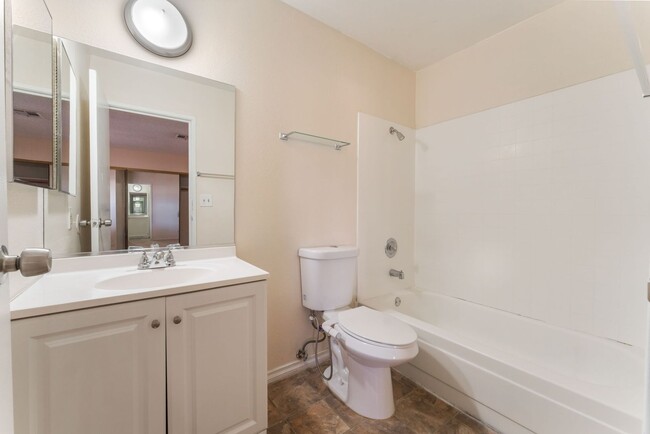 Building Photo - Spacious One-Bedroom Condo for Rent!