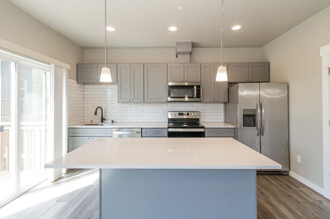 Building Photo - Move In Ready 3 Bedroom 2.5 Bathroom with Central Air Conditioning - Convenient Camas Location