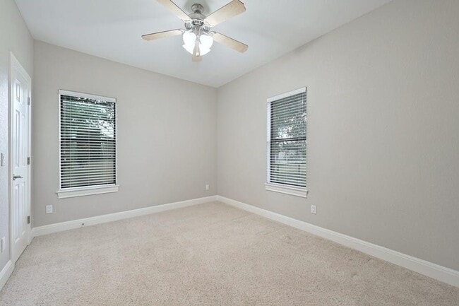 Building Photo - 200 Oak Hollow Ln
