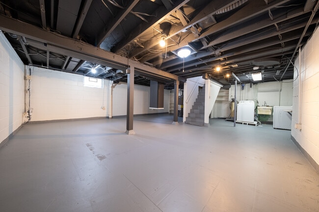 Building Photo - 3950 Hubbard Ave N