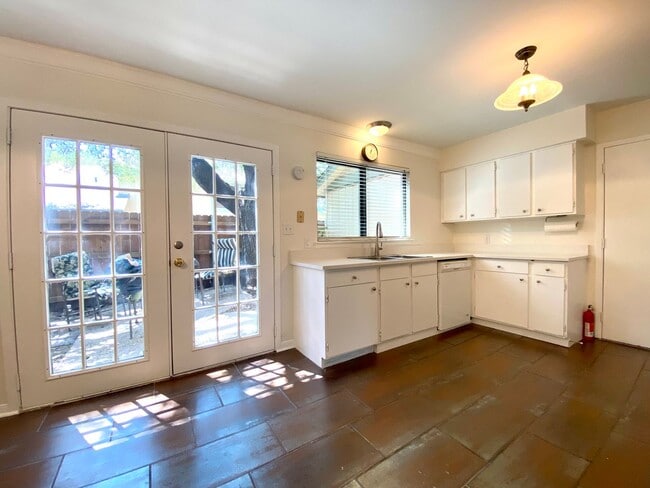 Building Photo - 3 bedroom w/ attached Garage!