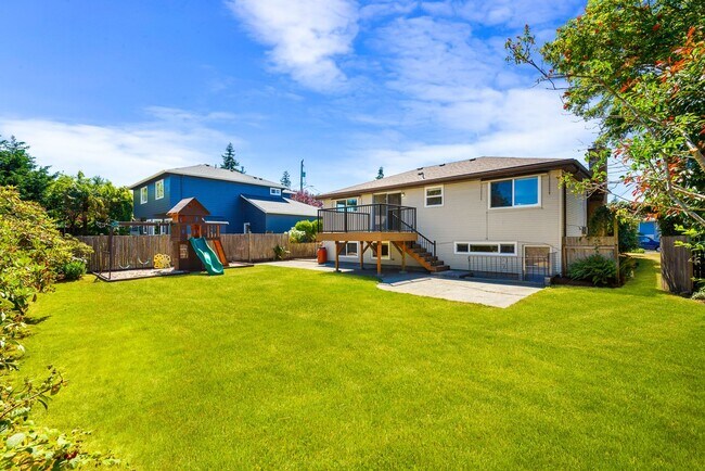 Building Photo - Crown Hill 3 Bedroom Daylight Basement Home