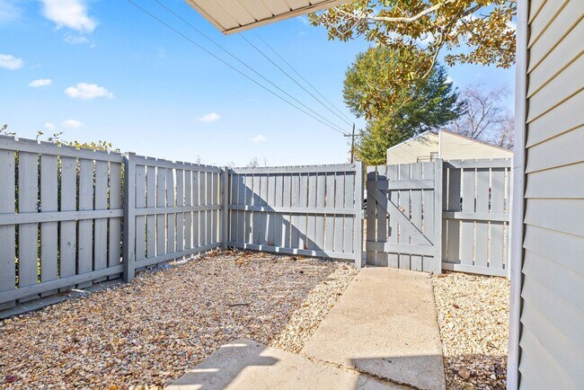 Building Photo - 203 Cougar Ridge